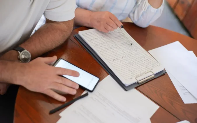 Couple heureux planifiant son budget de mariage