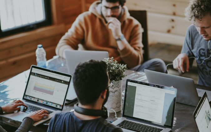 Professionnels qualifiés collaborant sur un projet