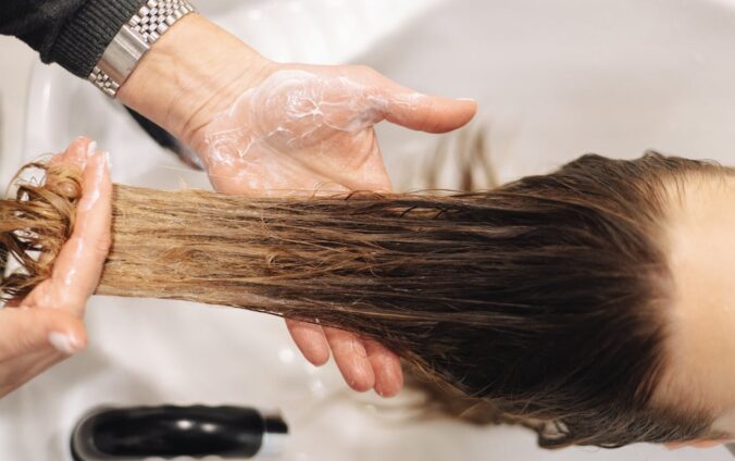 Comment choisir un coiffeur spécialisé en coloration naturelle